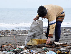 Kıyıya vuran odunlar yakacak oldu
