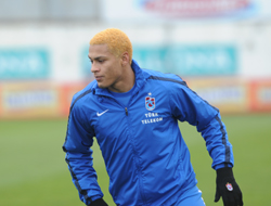 Henrique saçlarını sarıya boyattı