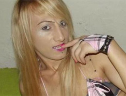 Travesti ağabeyini öldürdü