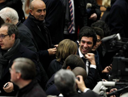 Arda, Papa'nın elini öptü mü?