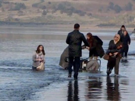 Dikkatsiz anne, bebeğiyle denize düştü