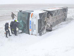 Devrilen otobüsün içinde kaldılar