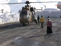 Hamile kadına asker yardım etti