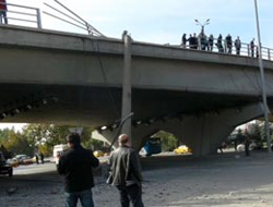 Otobüs köprüden uçtu