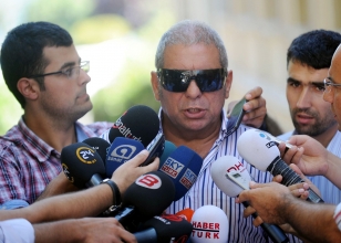 Ata Aksu ikna için uğraşıyor