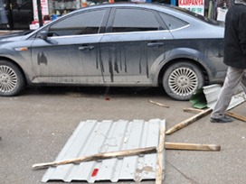 Otomobilin üzerine çatı düştü