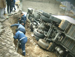 Trabzon'da yol çöktü, tır devrildi