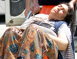 Kocasını bastonla döverek öldürdü