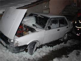 Oğluna kızdı arabasını yaktı