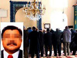 "Şerefsiz" dedi İmama kafa attı