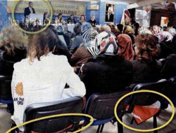 AK Partili bayanlar bayrağa oturdu