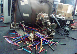 Of'ta içi kalem dolu televizyon