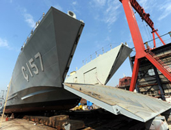 Sivil tersane, savaş gemisi yaptı