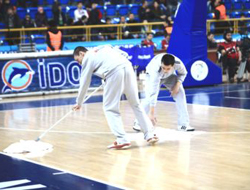 Maç oynanırken salonu su bastı