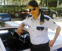 Karakolda kadın dövdü