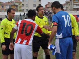 Hakem kart gösterdi sahadan kaçtı