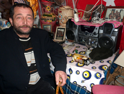 Eşini unutmak için eşya biriktiriyor