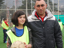 Okul takımında 10 böcek 1 çiçek