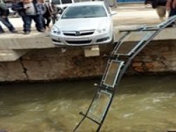 Araba yayayı dereye fırlattı