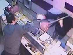 Soyguncuyu demirle kovaladı