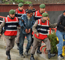 Soygunu kutlarken yakalandılar