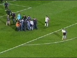 Beşiktaşlı taraftar sahaya indi