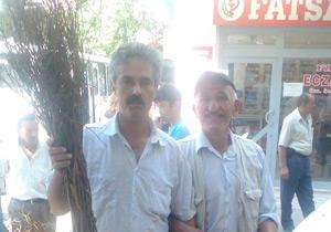 Çileği Yeniyor Çubuğu Süpürüyor