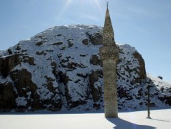 Camii karlar altında kaldı