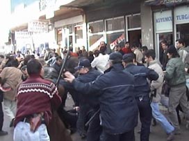 AK Parti binası önünde gerginlik