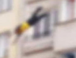 Balkondan düştü hayatını kaybetti