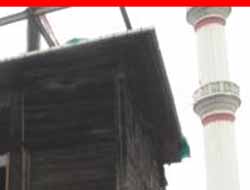 Cami'yi vinç ile taşıdılar