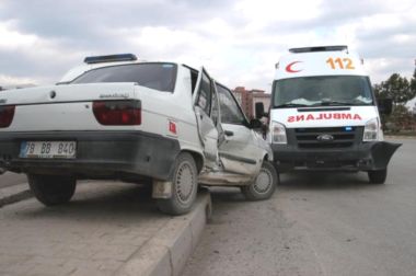 Ambulans otomobile çarptı