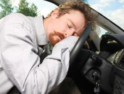 Bir gözü görmüyor araba sürüyor