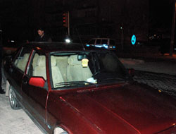 Kırmızı ışıkta otomobil alev aldı