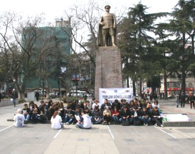 Kitabını alan parkta okudu
