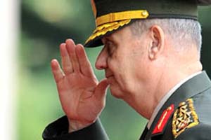 Başbuğ salonu terk etti!