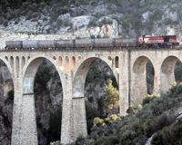 Tren köprüde raydan çıktı