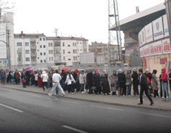 Bayan taraftarlardan yoğun ilgi