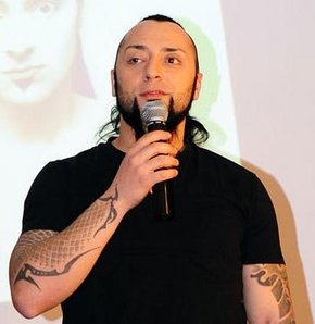 "Benimle asansöre binmiyorlar"