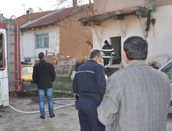 Yaşlı kadını duman zehirledi