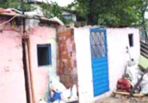 Gecekonduyu 'güneş' yaktı