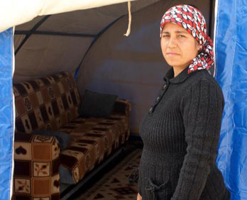 Kar evlerini yıktı, çadırda kalıyorlar