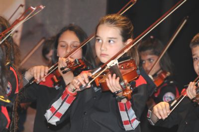 Polis ve Eşleri Aynı Sahnede