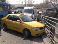 Kamyon Servise çarptı 1 ölü