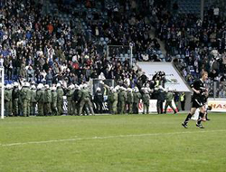 Taraftarlar kendi takımına saldırdı!