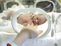 Ölen bebeğini ağlarken buldu