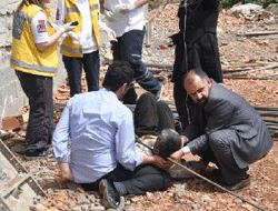 İnşaat demiri boynuna saplandı