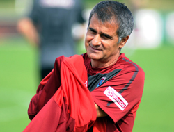 Futbolculara terapi uyguluyor