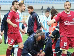 Maçta kalbi duran futbolcu öldü