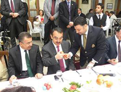 Bakan yumurta tokuşturdu